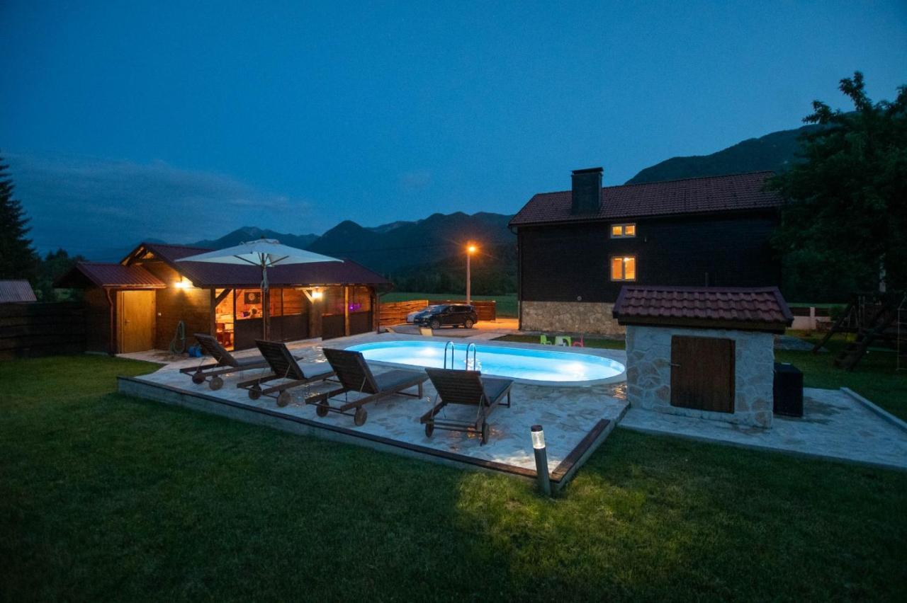 Nina With A Heated Pool Holiday home Brusane